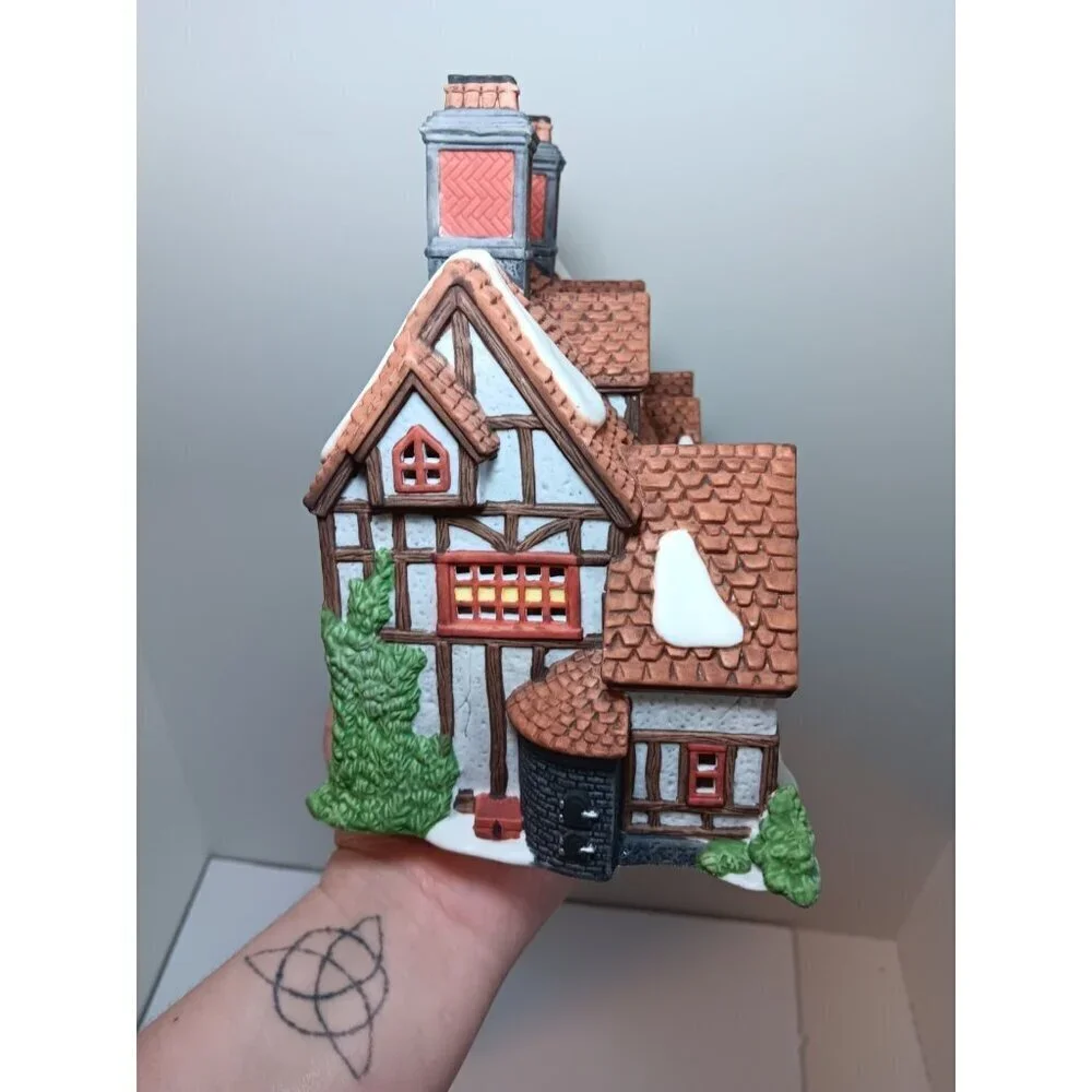 Dept 56 “Ashbury Inn” Heritage Village Collection Retired 1991